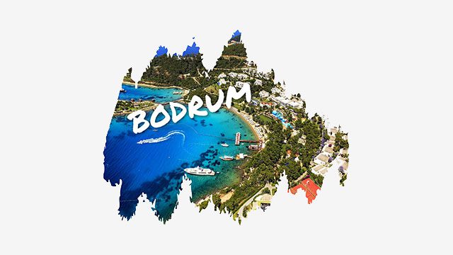 Uitzicht op Bodrum met witte huisjes, blauwe zee en gezellige haven