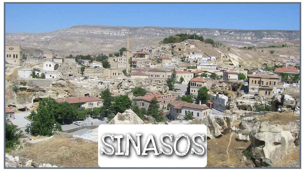 Straatbeeld Mustafapaşa authentiek dorp Cappadocië met oude stenen huizen